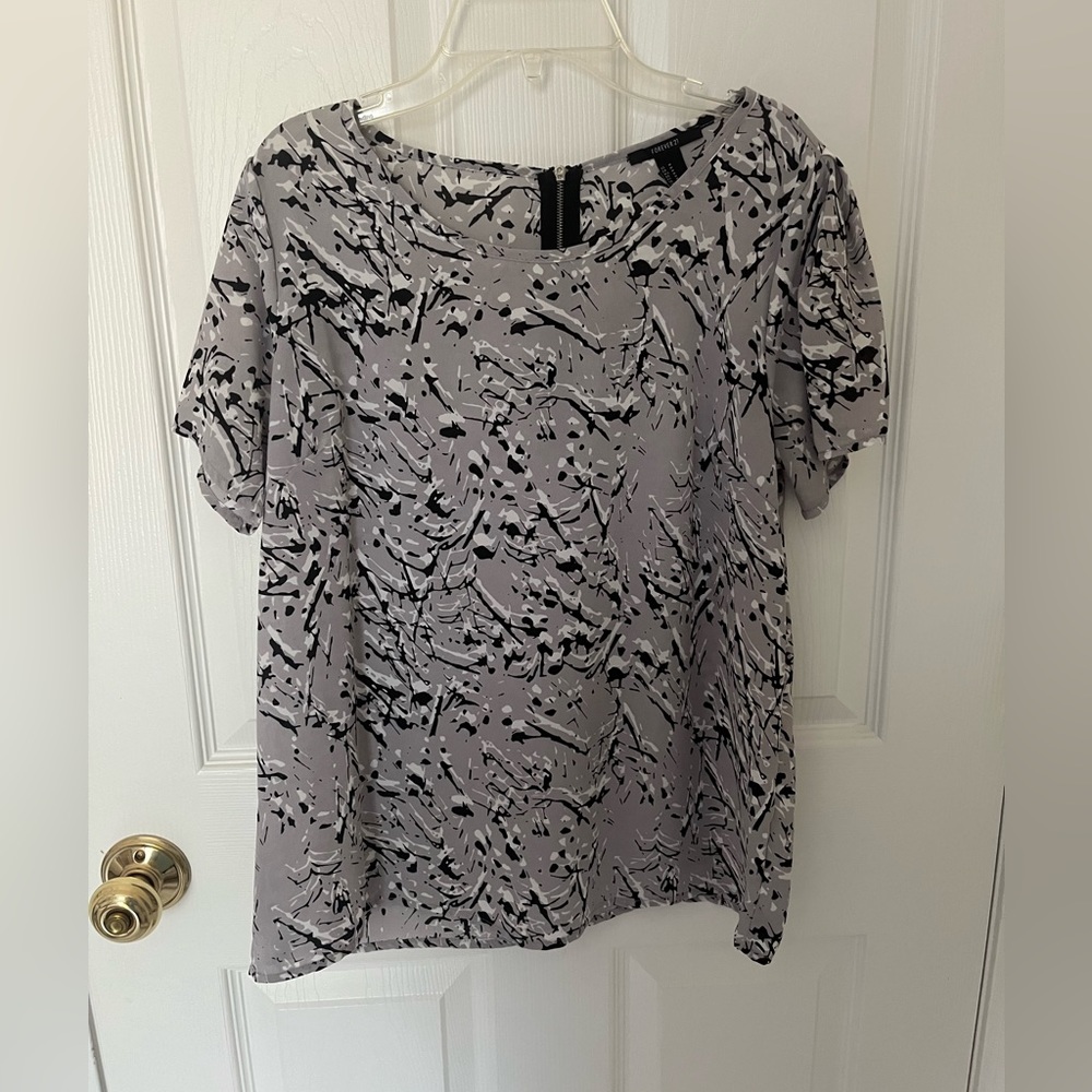 EUC Women’s Short-Sleeve Grey Abstract Print Top Size Medium